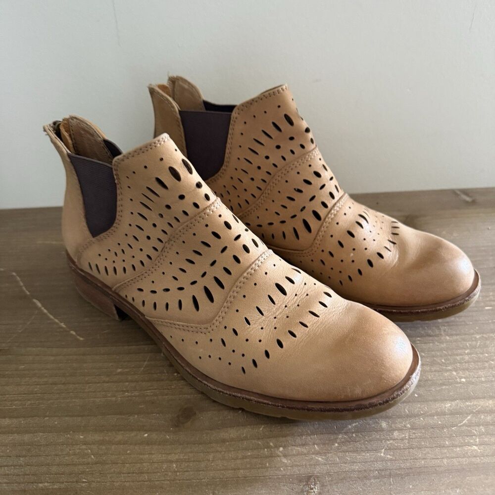 Sofft Womens Perforated Leather Ankle Boots in Tan Booties Boho Size 7.5 M